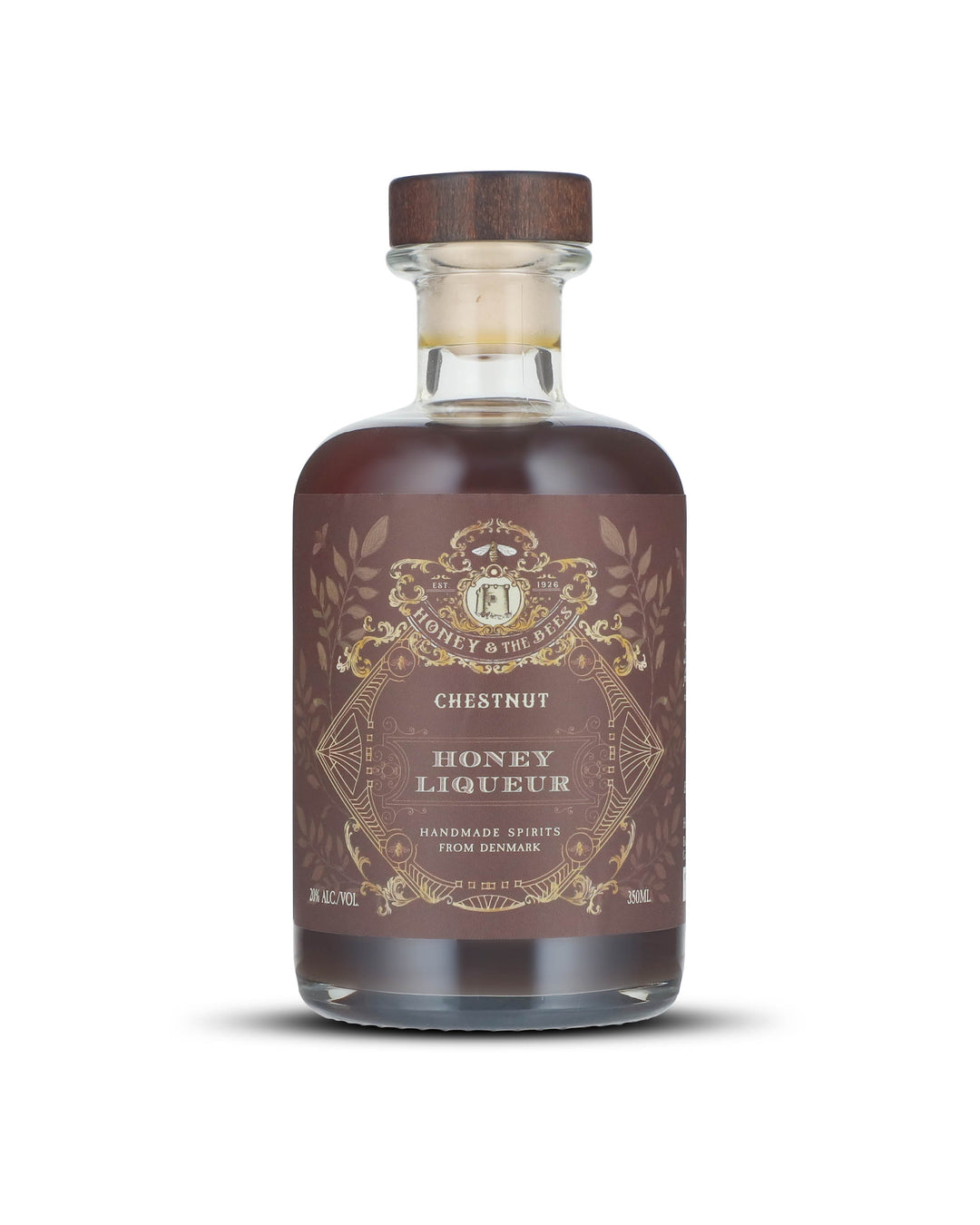 En likør inspireret af naturens dybde

Lad sanserne blive forført af en likør, hvor ren nordisk spiritus møder håndhøstet kastanjehonning. Dens brunlige, varme farve spejler honningens fyldige karakter, mens nøddeagtige og let krydrede noter bringer naturens dybde direkte i glasset. Hver dråbe er nænsomt lagret på brugte bourbonfade, der giver en silkeblød fylde og en rund, harmonisk varme.