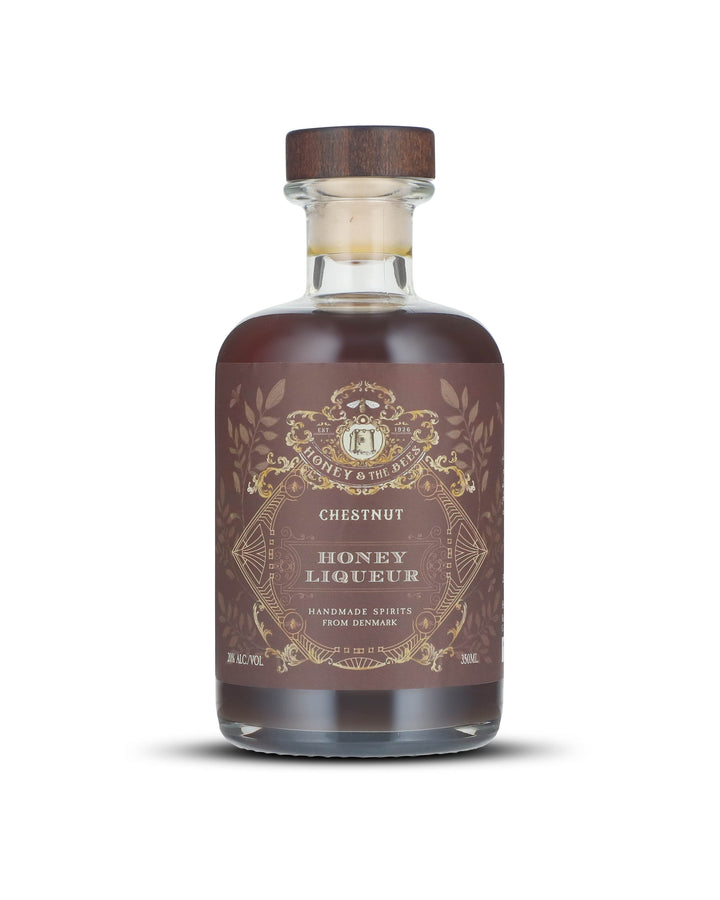 En likør inspireret af naturens dybde

Lad sanserne blive forført af en likør, hvor ren nordisk spiritus møder håndhøstet kastanjehonning. Dens brunlige, varme farve spejler honningens fyldige karakter, mens nøddeagtige og let krydrede noter bringer naturens dybde direkte i glasset. Hver dråbe er nænsomt lagret på brugte bourbonfade, der giver en silkeblød fylde og en rund, harmonisk varme.