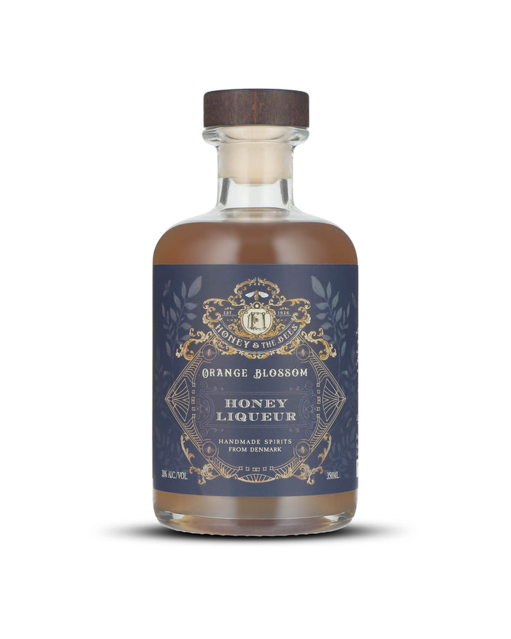 En raffineret likør skabt til sanserne.

Oplev en likør i absolut særklasse, hvor ren nordisk spiritus møder håndhøstet honning og de elegante, florale noter fra appelsinblomst. Hver dråbe er omhyggeligt skabt og nænsomt lagret på brugte bourbonfade, hvilket tilfører en silkeblød dybde og en harmonisk, rund varme.