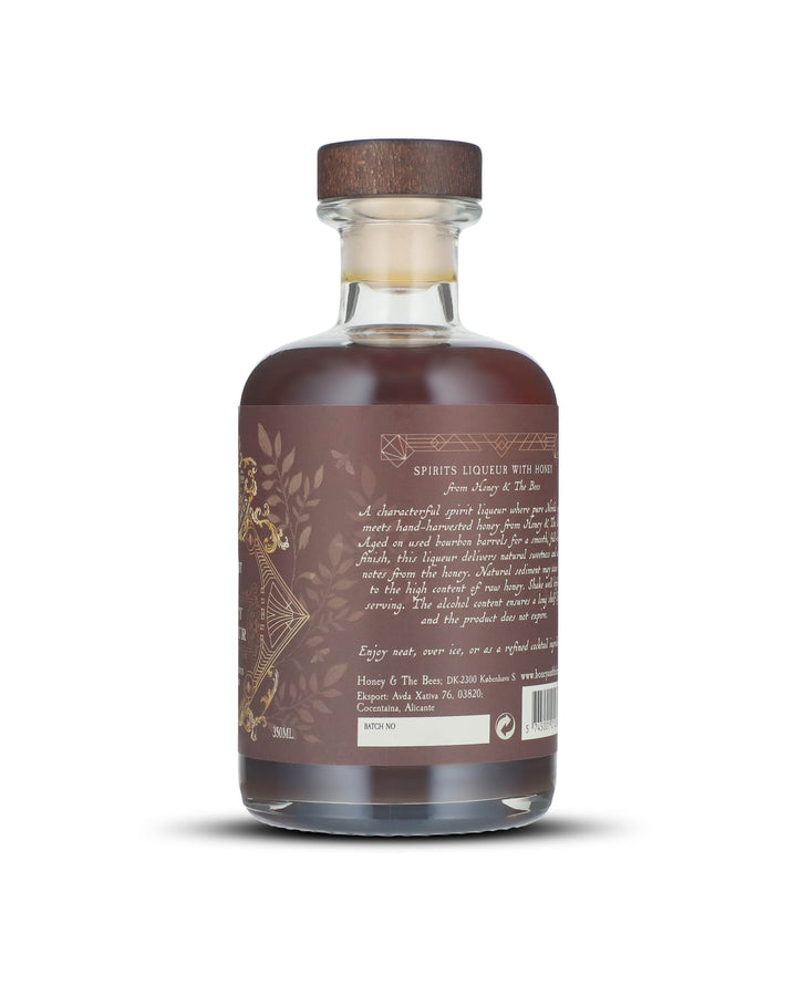 En likør inspireret af naturens dybde

Lad sanserne blive forført af en likør, hvor ren nordisk spiritus møder håndhøstet kastanjehonning. Dens brunlige, varme farve spejler honningens fyldige karakter, mens nøddeagtige og let krydrede noter bringer naturens dybde direkte i glasset. Hver dråbe er nænsomt lagret på brugte bourbonfade, der giver en silkeblød fylde og en rund, harmonisk varme.